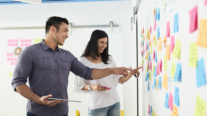 man-woman-whiteboard-innovative-ideas-800x450