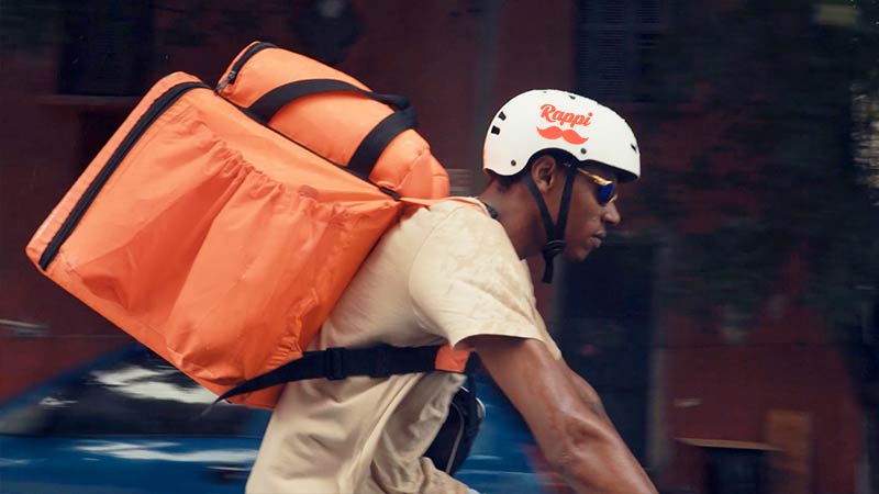 Rappitendero (courier) delivering an order.