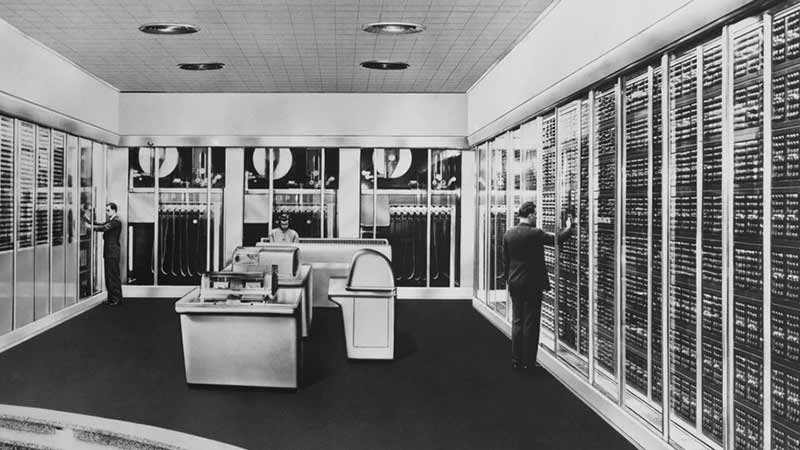 visa-history-800x450 A historical image of employees working in a server room at Visa.